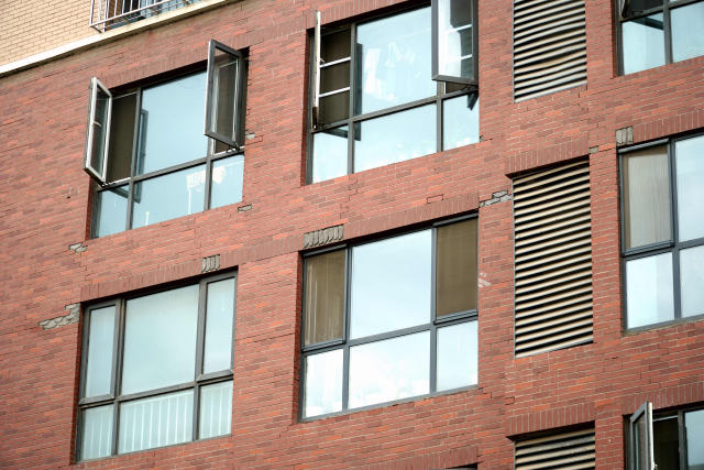 住房滲水壁布發(fā)霉，房屋漏雨到底由誰擔責(zé)？