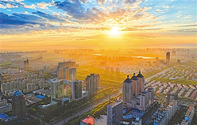     橙色——一縷陽光叫醒銀川。寧夏持續(xù)打好藍天保衛(wèi)戰(zhàn)，重點開展了重污染天氣消除、臭氧污染防治和柴油貨車污染治理三大攻堅戰(zhàn)，推動全區(qū)空氣質量持續(xù)改善。本報記者 王猛 攝