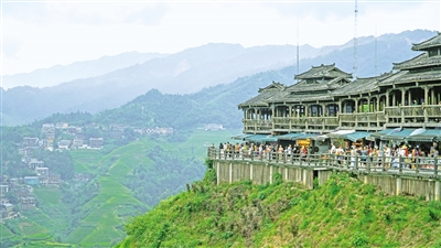 8月27日，在廣西桂林市龍勝各族自治縣大寨村，前來觀看龍脊梯田的游客絡(luò)繹不絕。