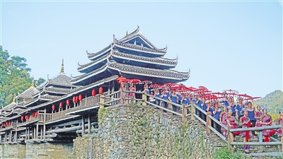     8月26日，三江侗族自治縣程陽八寨景區(qū)。程陽八寨位于三江侗族自治縣林溪鎮(zhèn)，立足中國侗族原生態(tài)旅游資源，通過旅游銷售油茶、茶葉、侗族工藝品等提高群眾收入。