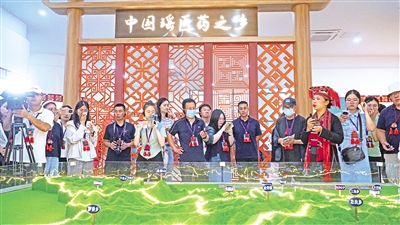     8月24日，記者一行走進(jìn)“中國瑤醫(yī)藥之鄉(xiāng)”廣西來賓市金秀瑤族自治縣。