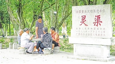     靈渠位于廣西壯族自治區(qū)桂林市興安縣，全長36.4公里，是連接長江流域和珠江流域的一條古代運(yùn)河。水清岸綠渠暢景美，每年吸引游客100多萬人次。