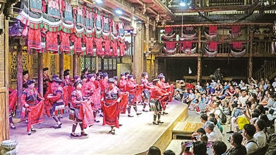     8月27日，在廣西桂林市龍勝各族自治縣龍脊鎮(zhèn)黃洛瑤寨，紅瑤姑娘表演曬紅衣，紅瑤梳長發(fā)等特色活動。黃洛瑤寨共有83戶，348人，獲評“首批中國少數(shù)民族特色村寨”。